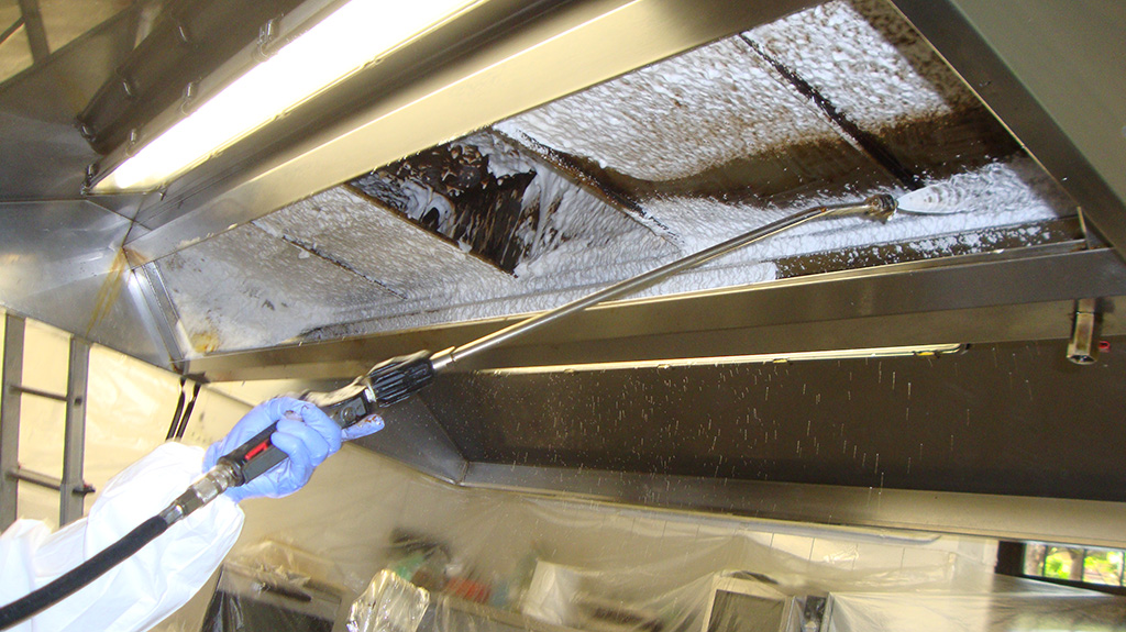 pulizia cappa aspiranti industriali da ristorante o laboratorio