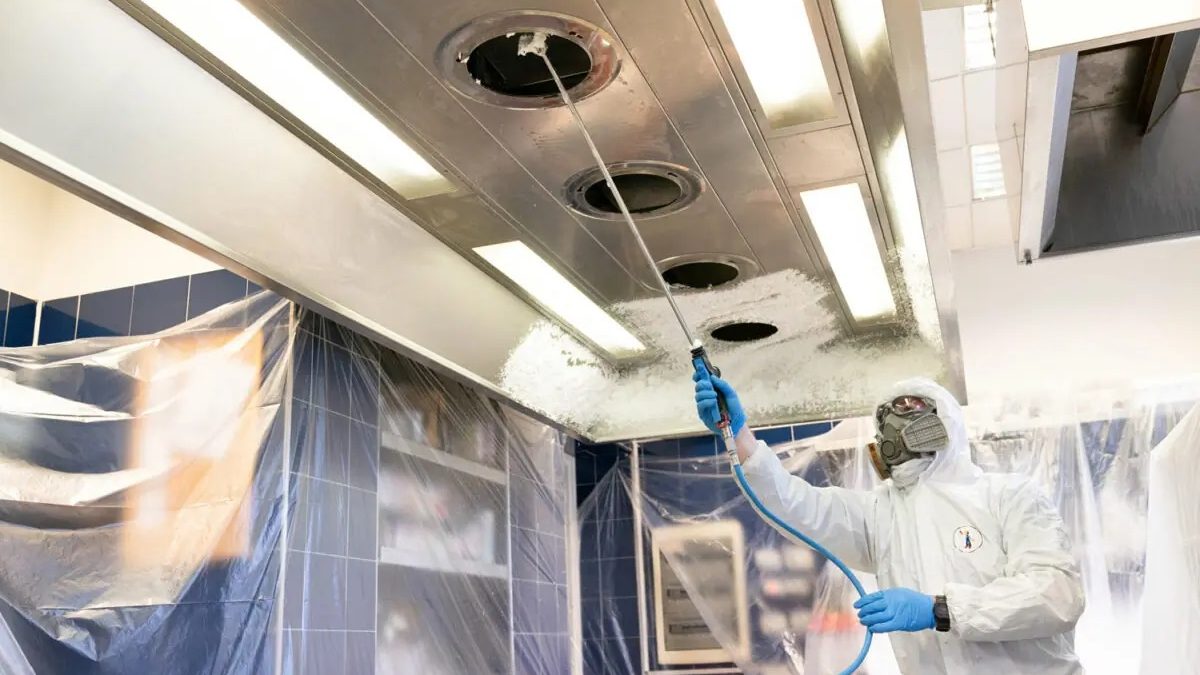 Pulizia professionale delle cappe industriali in caseifici e panifici per sicurezza e igiene alimentare