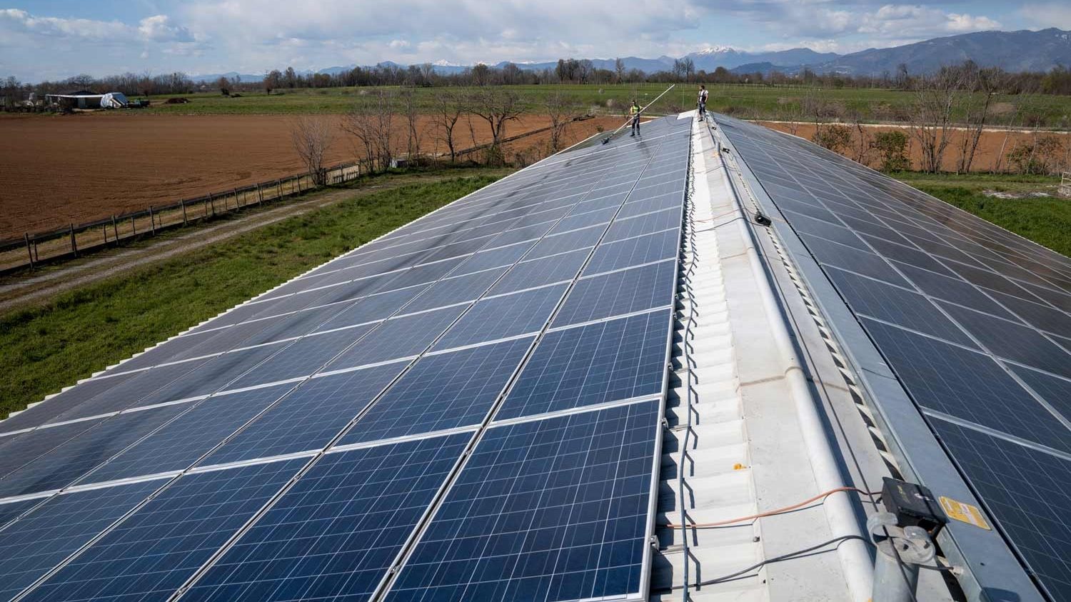 BG service effettua pulizia pannelli fotovoltaici per migliorare efficienza energetica