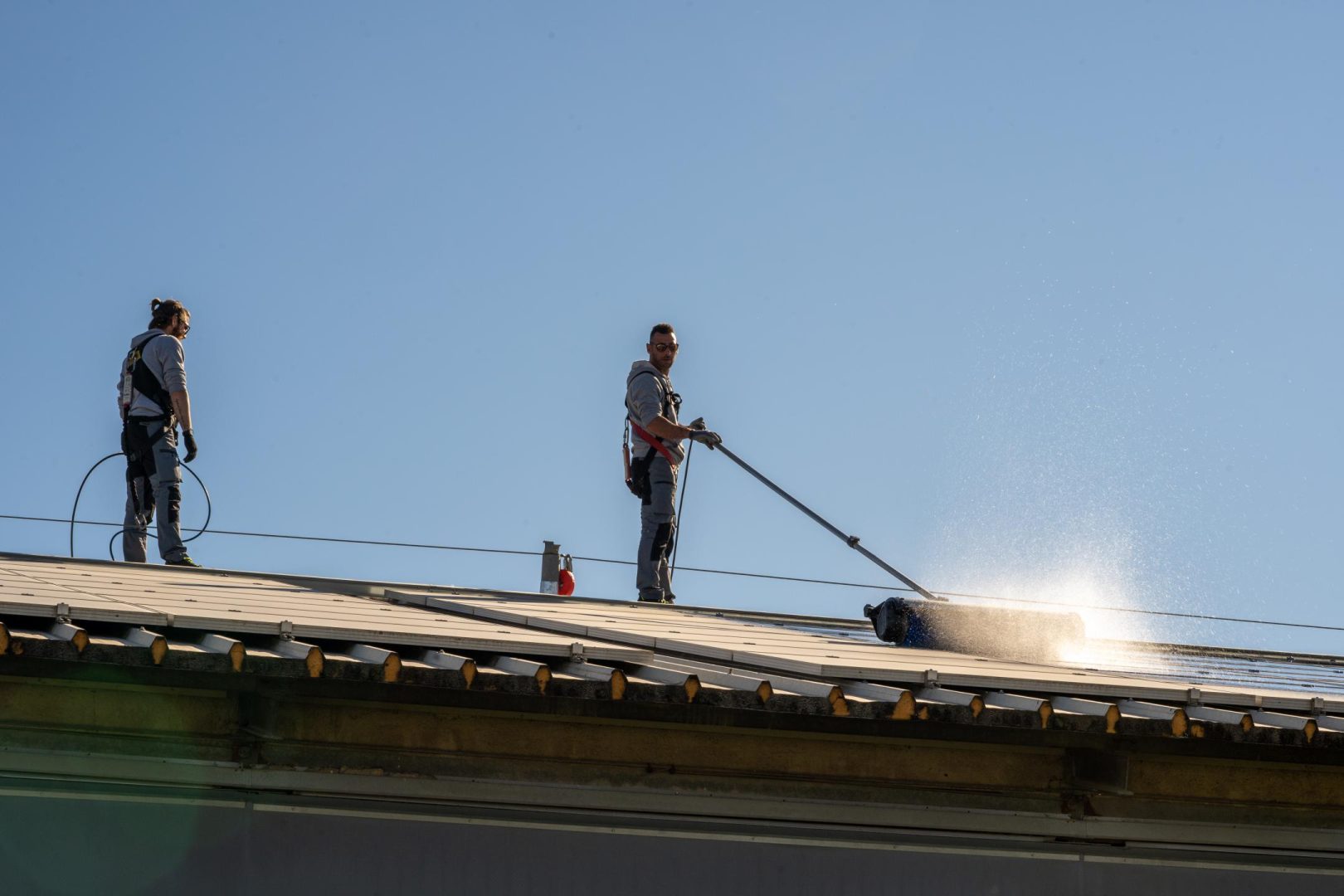 Pulizia pannelli solari in aree con smog: guida pratica