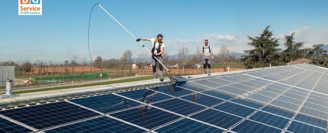 Operatori BG Service durante la pulizia di pannelli fotovoltaici su tetto industriale
