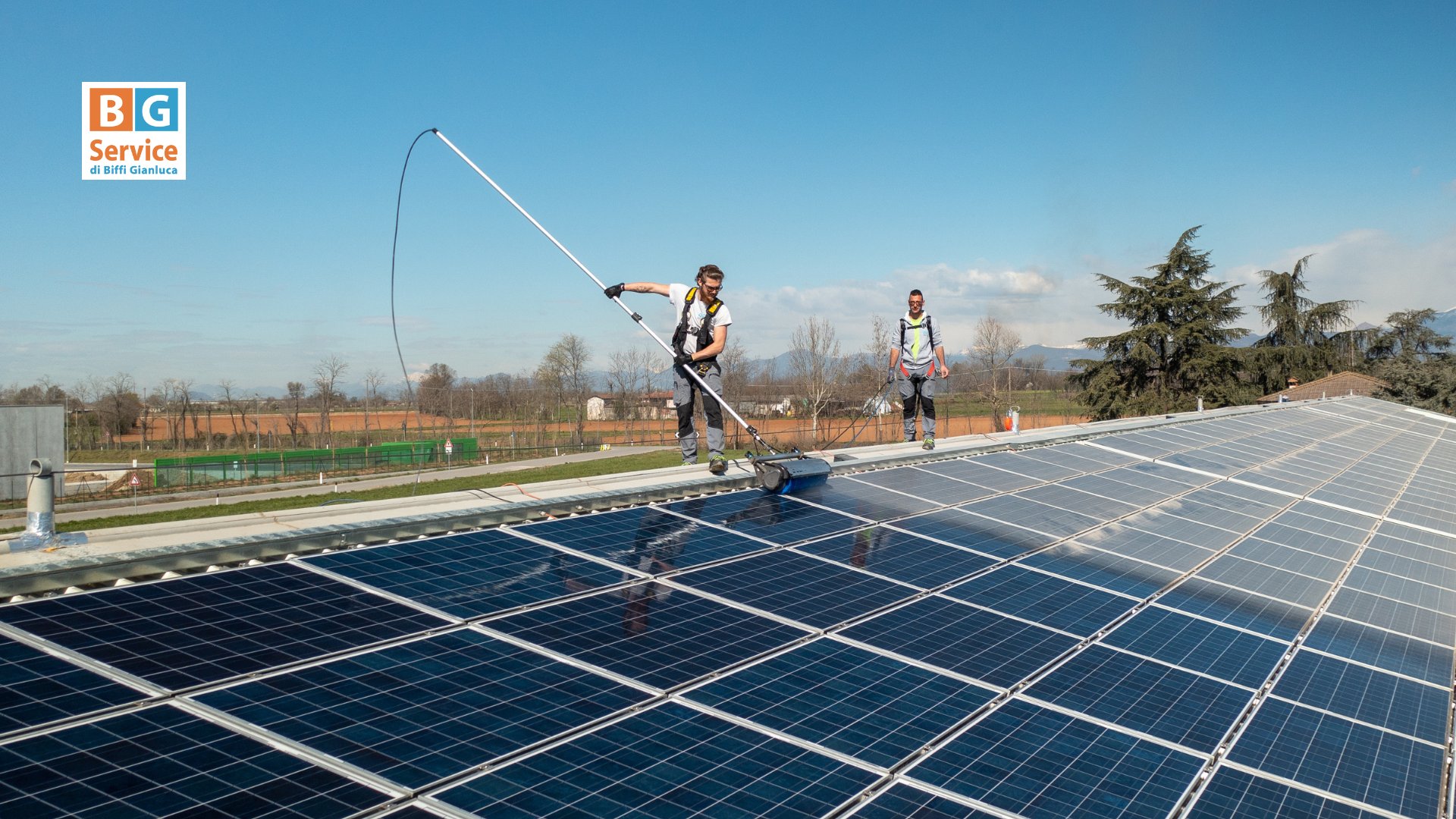 Operatori BG Service durante la pulizia di pannelli fotovoltaici su tetto industriale