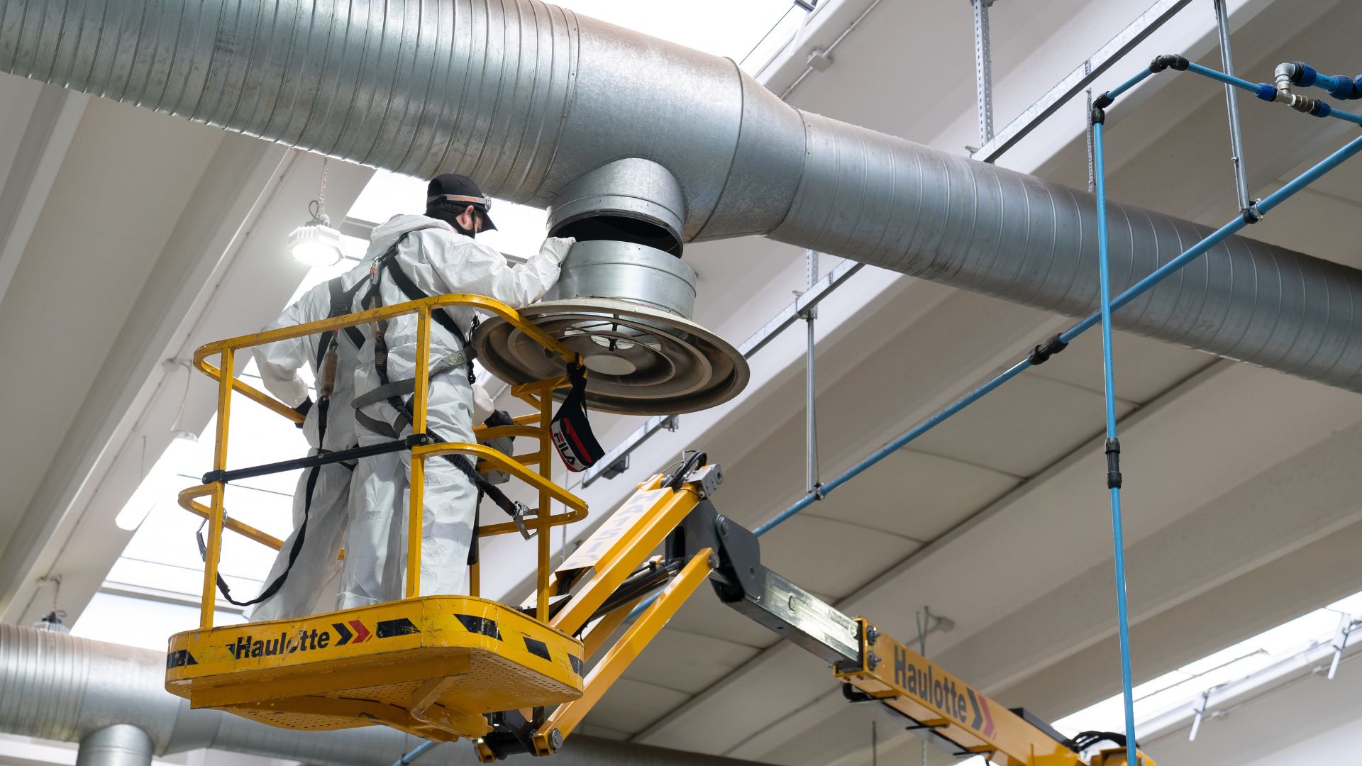 Tecnico BG Service sanifica un impianto aeraulico in conformità alla nuova legge regionale della Lombardia